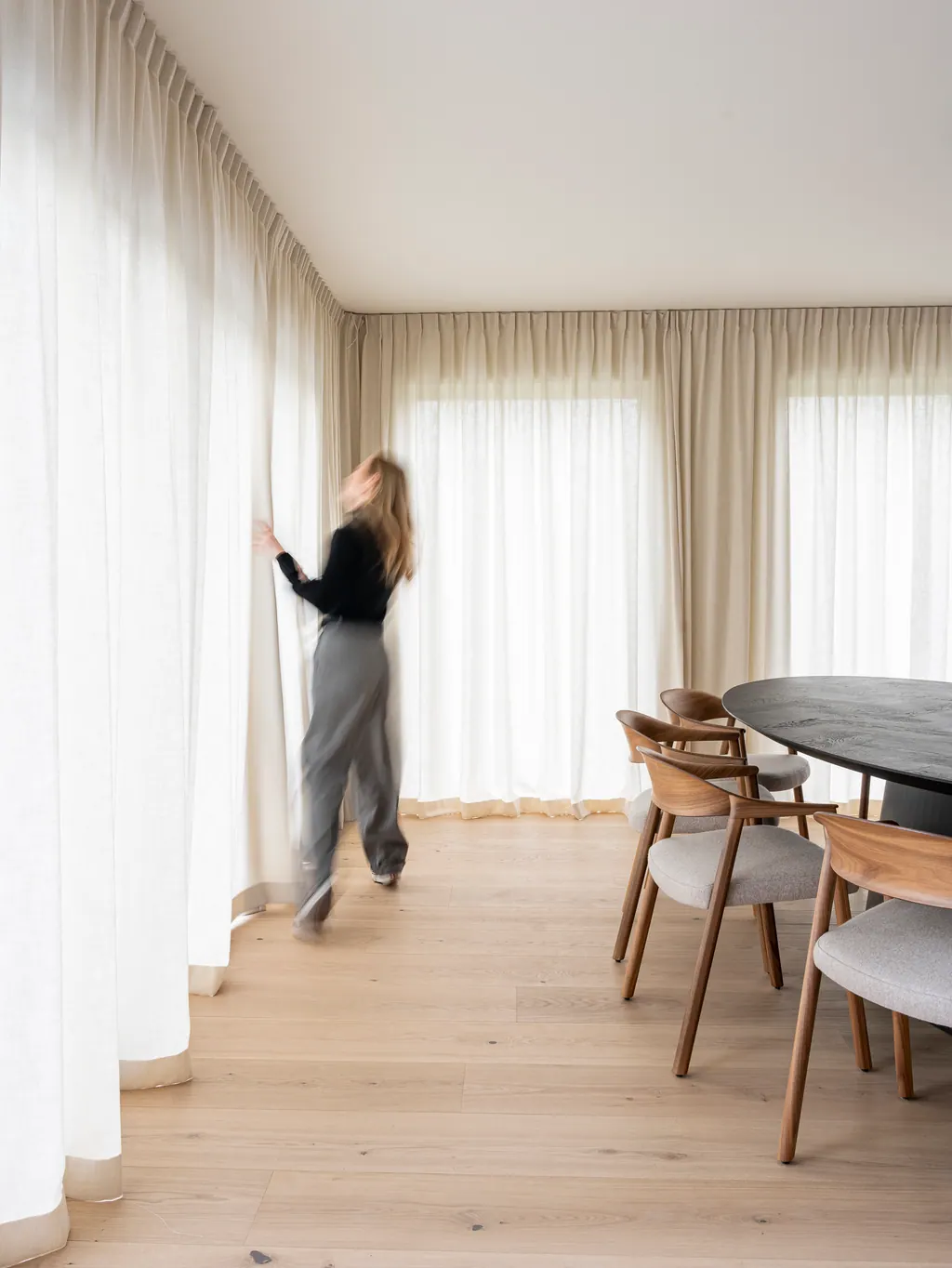 Rideaux et habillages de fenêtres dans un intérieur soigneusement sélectionné (20).