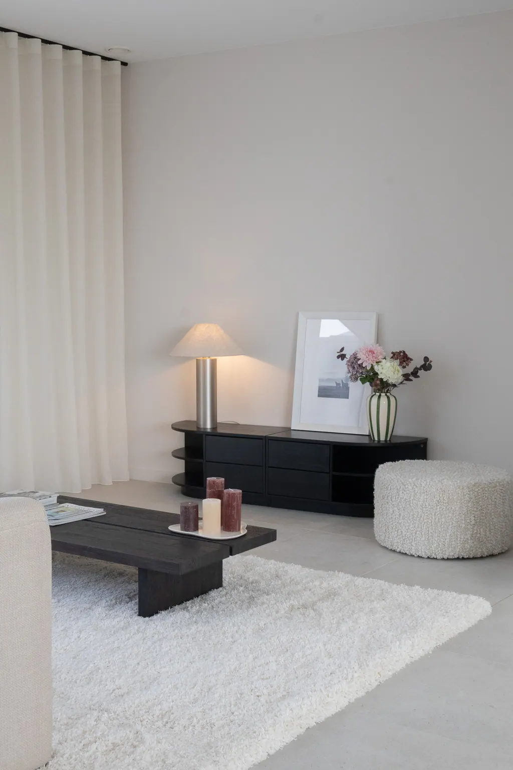 Rideaux et habillages de fenêtres dans un intérieur soigneusement sélectionné (7).