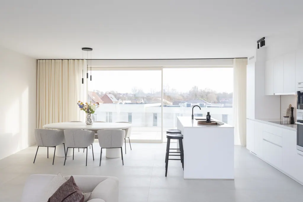 Intérieur où rideaux et éclairage créent ensemble l’ambiance (1).