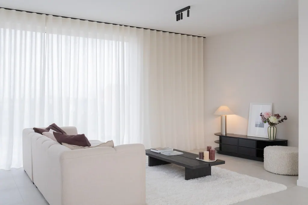Intérieur où rideaux et éclairage créent ensemble l’ambiance (3).